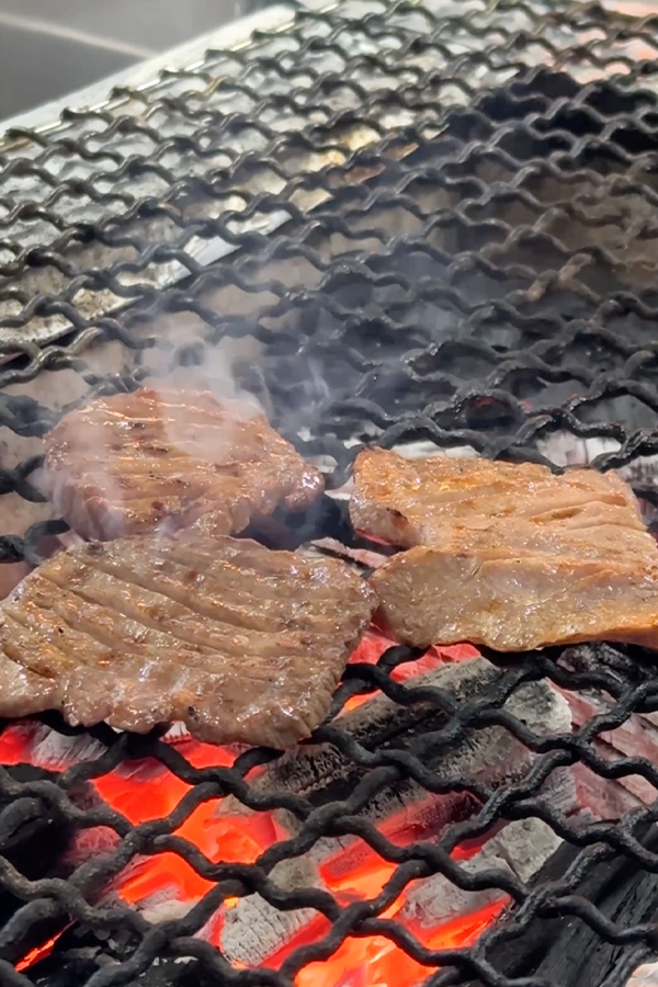 炭火焼きで焼き上げる本格牛たんは要チェック！
