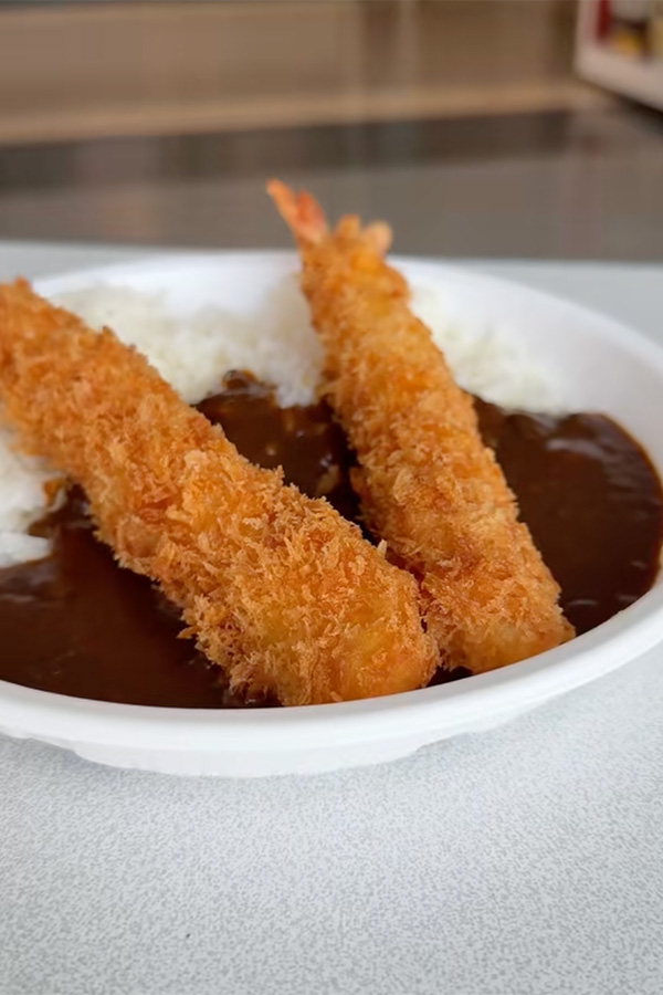 ボリューム満点のエビフライカレーで満腹に！