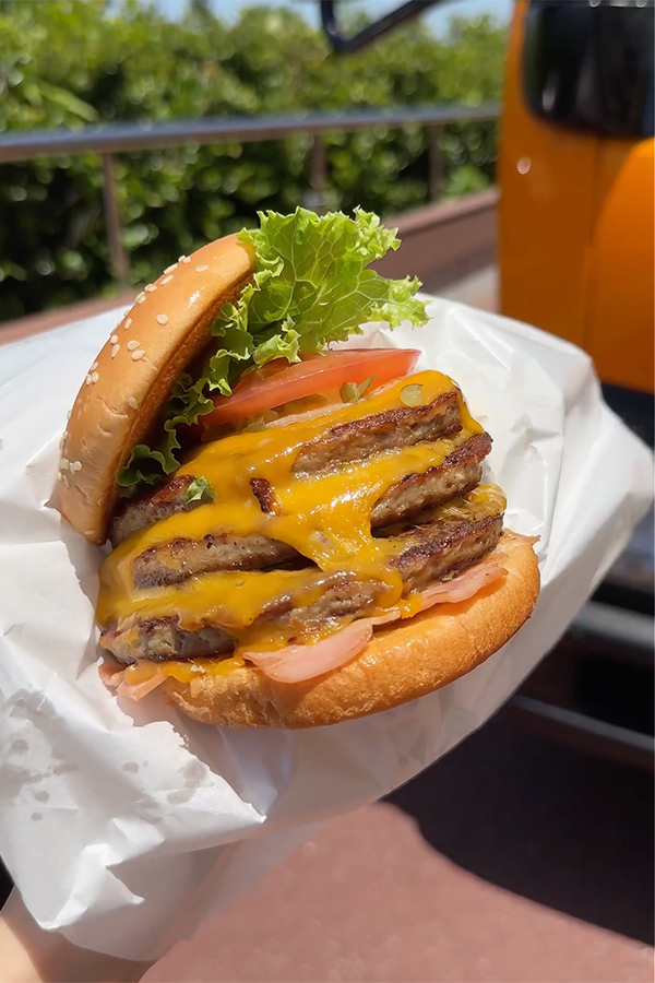 フルスイングのような豪快さ！ハンバーガーにかぶりつけ！