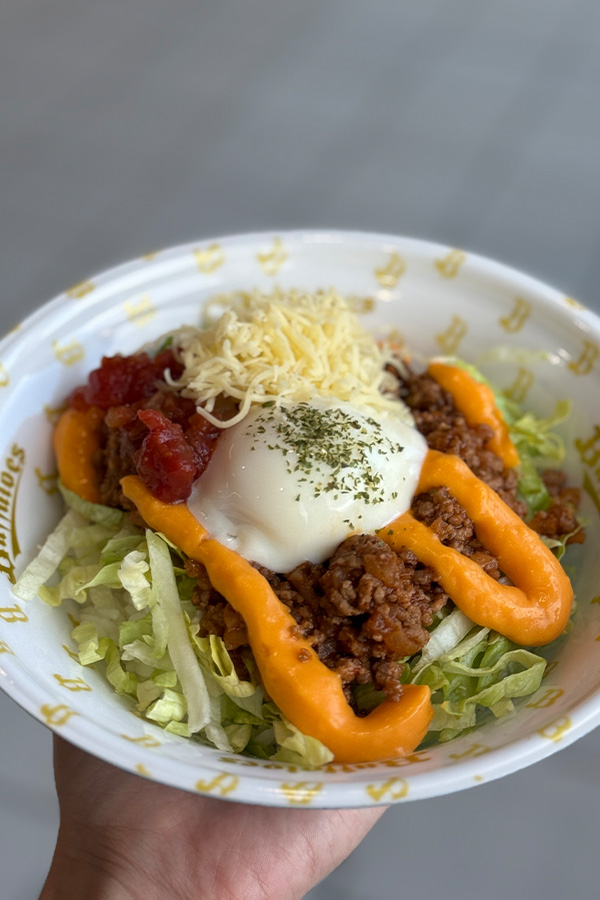 スパイシーなタコミートに温玉とチーズ！？はい勝ち確です！