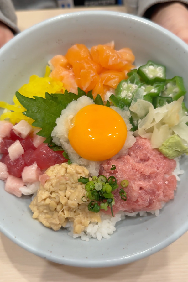 目でも美味しい華やかな「ばくだん丼」