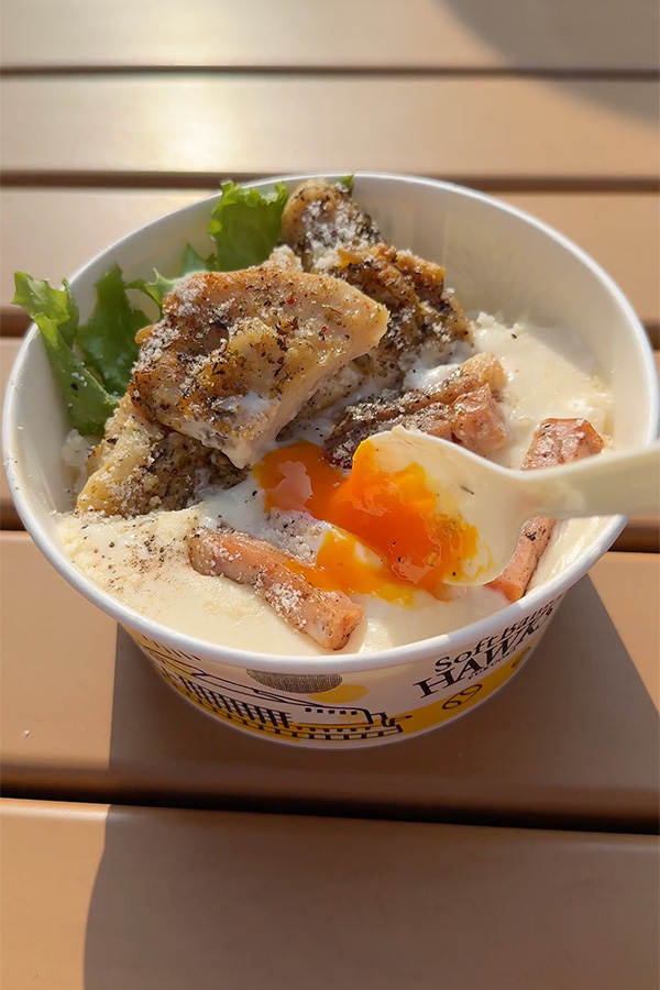 温泉卵がとろり！クリーミーなカルボナーラ丼♪