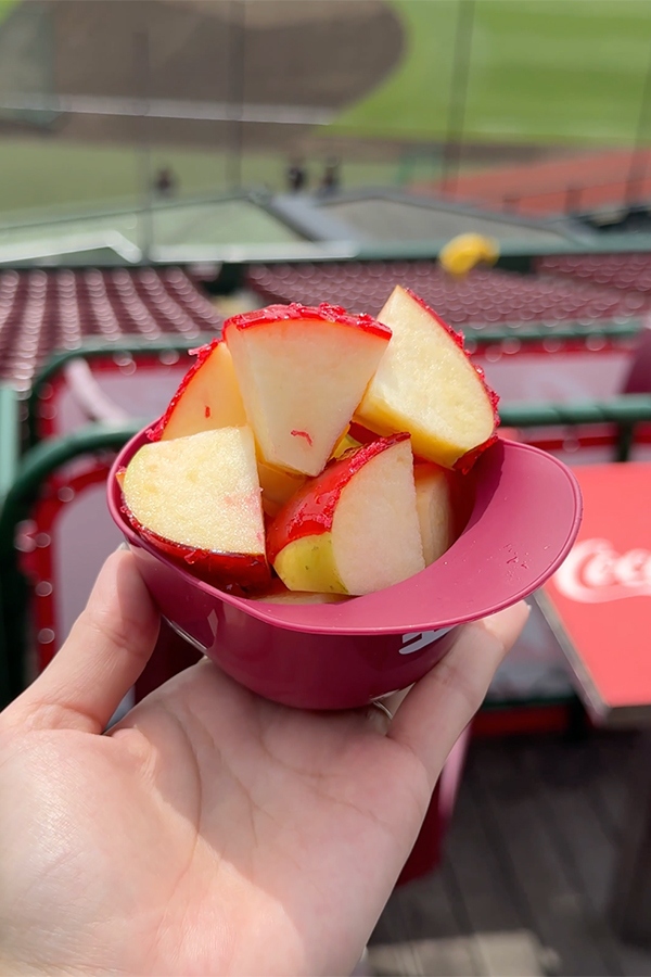 シャキシャキりんご飴がヘルメット型カップに🍎