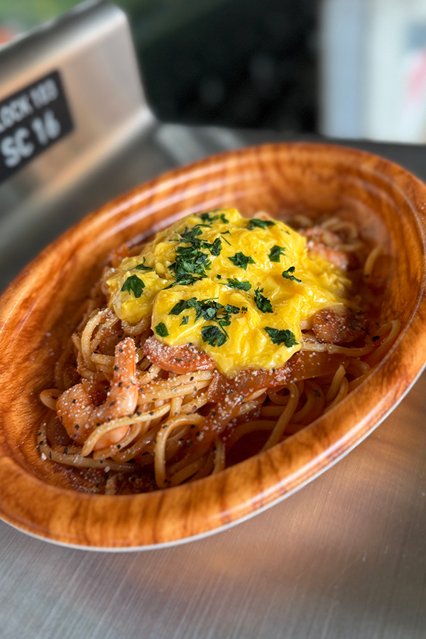 ピリ辛「大人のナポリタン」に卵がとろっ！