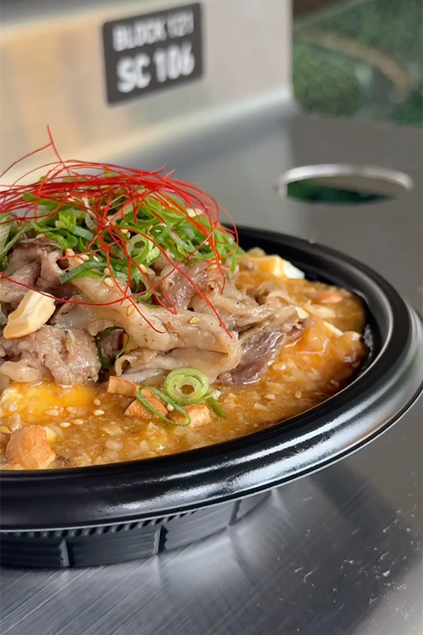 マイルドで食べやすい！黒毛和牛がたっぷり乗った麻婆飯