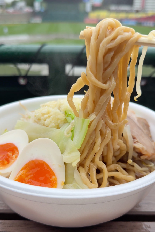 がっつり食べたいあなたに…スタジアムで本格ラーメン🍜