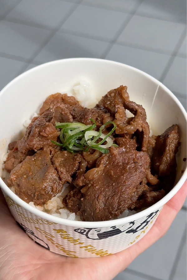 がっつりな気分な時はこれ！焼肉屋さん牛カルビ丼！